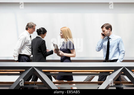 I dirigenti a camminare in corridoio Foto Stock