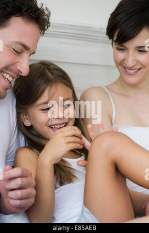 I genitori e la figlia a giocare Foto Stock