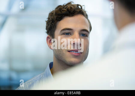 Intern a chattare con i membri del personale Foto Stock