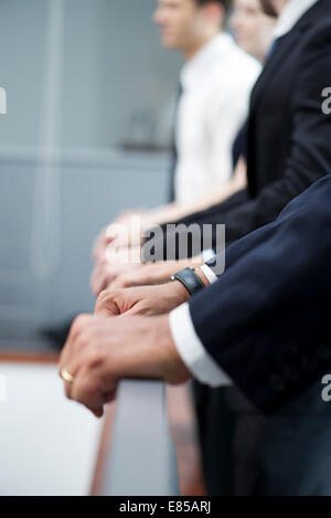 Imprenditore ringhiera di presa, close-up Foto Stock