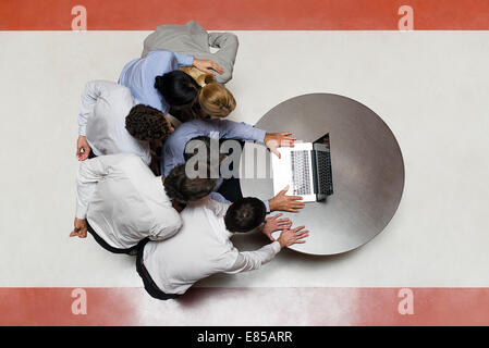 Business Associates staring al computer laptop per l'incredulità Foto Stock