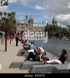 Turisti e il mio segno di amsterdam di fronte al Rijksmuseum Paesi Bassi. Foto Stock