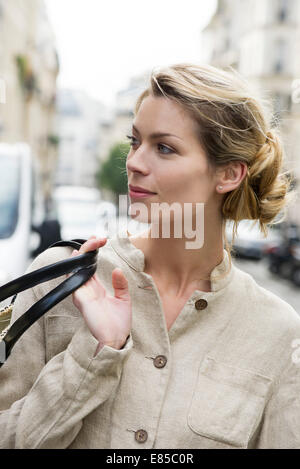 Donna con la fiducia in sé stessi in movimento Foto Stock