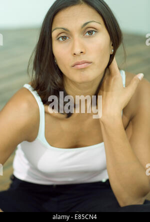 Donna con la mano sul collo, ritratto Foto Stock