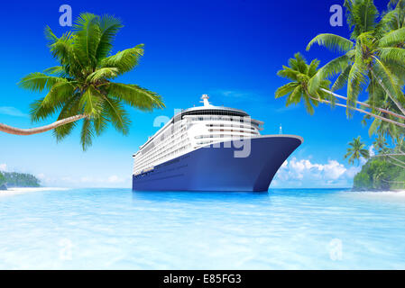 Nave da crociera in estate Foto Stock