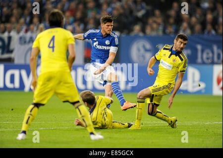 Gelsenkirchen (Germania). Il 30 settembre, 2014. UEFA Champions League 2014/2015 Fase a gironi giornata 2, Schalke 04 (S04) - NK Maribor --- Klaas-Jan Huntelaar (S04) punteggi obiettivo per il 1:1, Maribor, v.li.: Marko Suler Ales Mertelj, Zeljko Filipovic Credito: kolvenbach/Alamy Live News Foto Stock