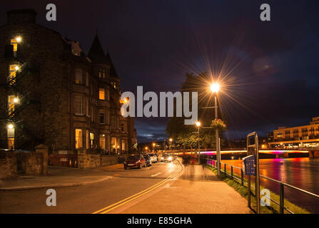 Ness Walk & Palace Hotel di notte, Inverness, altopiani, Scozia Foto Stock