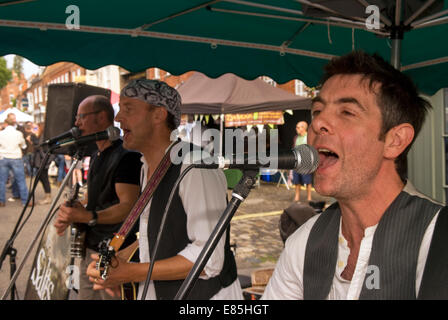 La band i sali di eseguire a Farnham food festival 2014, Castle Street, Farnham, Surrey, Regno Unito. Foto Stock