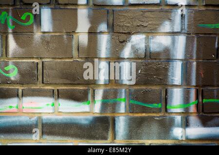 Bg su un muro di mattoni con graffiti Foto Stock