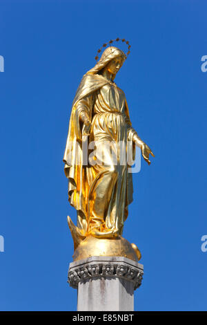 Zagabria, statua dorata della Vergine Maria nella parte anteriore del duomo Foto Stock