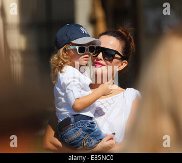 La pop star cantante Severina Vuckovic e figlio Foto Stock