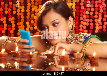 Indian ladies Diwali Festival con telefono Foto Stock