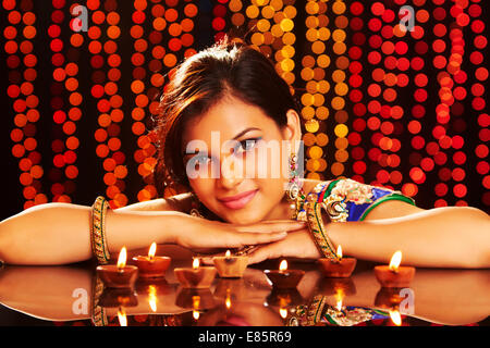 Indian ladies Diwali Festival diya Foto Stock