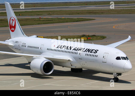 Nagoya, Giappone - 23 Maggio 2014: Un Japan Airlines Boeing 787 Dreamliner con la registrazione JA827J taxi all aeroporto di Nagoya (ONG) Foto Stock