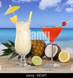 Cocktail e bevande alcoliche come Pina Colada e Martini sulla spiaggia Foto Stock