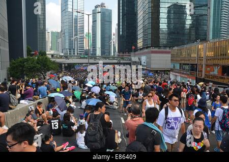 Hong Kong. 1 Ottobre, 2014. Mercoledì 1 ottobre 2014, durante una festa pubblica per contrassegnare il sessantacinquesimo anniversario della fondazione della Repubblica popolare di Cina, migliaia di giovani partecipare alla quarta giornata del pro-democrazia protesta noto come 'occupano Central', bloccando il traffico sulle strade principali nel centro di Hong Kong. L'umore continua ad essere calma e non violenta, considerando che tre giorni prima, i manifestanti di fronte gas lacrimogeni e spray antiaggressione dalla polizia in piena sommossa ingranaggio. Credito: Stefan Irvine/Alamy Live News Foto Stock