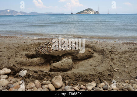 Carreta tartaruga di mare la scultura di sabbia sulla spiaggia di Keri e vista in lontananza Marathonisi isolotto. Foto Stock