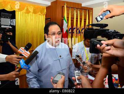 No Gen. Pyi Taw, Myanmar. 1 Ott 2014. Il Vice Governatore della Banca centrale di Myanmar Dr impostare Aung parla ai media nel corso di una conferenza stampa a Nay Gen. Pyi Taw, Myanmar, 1 ottobre, 2014. Un totale di 9 banche estere sono state concesse l'approvazione preliminare per avviare le operazioni in Myanmar il mercoledì, secondo la dichiarazione della Banca centrale di Myanmar (CBM). © Aung Shai Oo/Xinhua/Alamy Live News Foto Stock