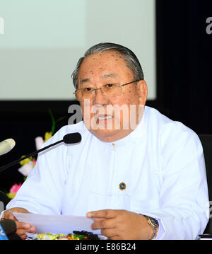 No Gen. Pyi Taw, Myanmar. 1 Ott 2014. Governatore della Banca centrale di Myanmar U Kyaw Kyaw Maung parla ai media nel corso di una conferenza stampa a Nay Gen. Pyi Taw, Myanmar, 1 ottobre, 2014. Un totale di 9 banche estere sono state concesse l'approvazione preliminare per avviare le operazioni in Myanmar il mercoledì, secondo la dichiarazione della Banca centrale di Myanmar (CBM). © Aung Shai Oo/Xinhua/Alamy Live News Foto Stock