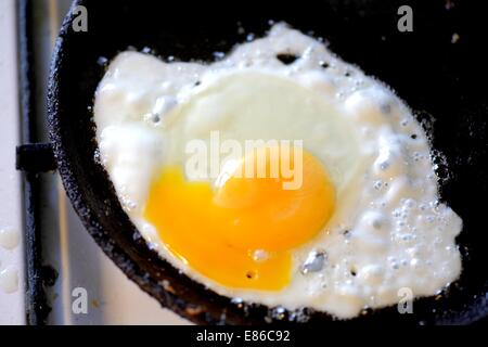 Pentola piena di le uova strapazzate in padella Foto Stock