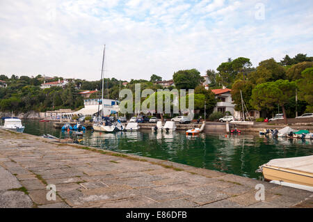 Il porto nel villaggio di pescatori di Duino Trieste Italia Foto Stock