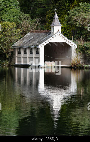 I giardini una volta famosi della tenuta di Trevarno, Helston, Cornovaglia, ora in mani private e chiusi al pubblico. La casetta vittoriana sul lago Foto Stock