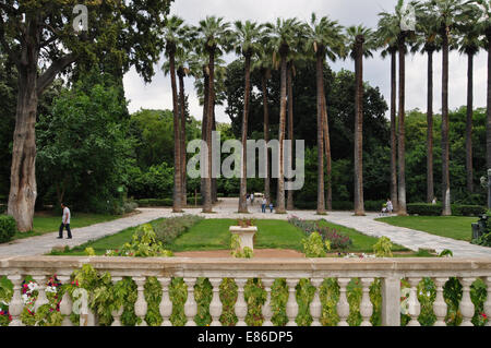 La gente che camminava sul Giardino Nazionale parco pubblico nel centro di Atene, Grecia. Foto Stock