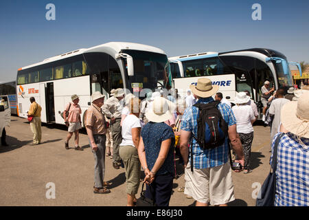 Egitto Luxor tempio di Karnak, pullman portando i turisti su Swan Hellenic nave da crociera escursione Foto Stock