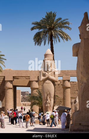 Egitto Luxor Tempio di Karnak, il colosso di Ramses II, con Nefertari ai suoi piedi Foto Stock