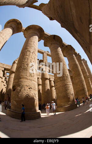 Egitto Luxor Tempio di Karnak, turisti tra le colonne di grande Hypostyle Hall, fish eye ampio angolo di distorsione Foto Stock