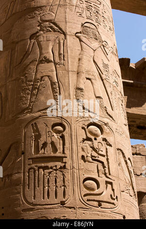 Egitto Luxor Tempio di Karnak, grande Hypostyle Hall figure scheggiati lontano da successiva faraoni Foto Stock