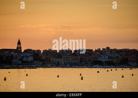 Fotografia di un villaggio catalano dal mare Mediterraneo, prese a sunrise. Foto Stock