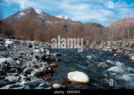 Un flusso proveniente dall'moutains Foto Stock