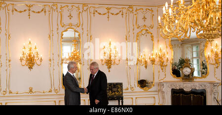 Praga, Repubblica Ceca. 01 ott 2014. Sassonia il ministro presidente Stanislaw Tillich (L - CDU) un presidente della Repubblica ceca Zeman si incontrano in un castello di Praga Repubblica Ceca, 01 ottobre 2014. La riunione si suppone per promuovere lo scambio di opinioni e di espandere il buon rapporto con il paese vicino. Foto: ARNO BURGI/DPA/Alamy Live News Foto Stock