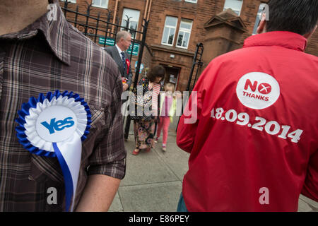 Scene al di fuori delle stazioni di polling il giorno dell'indipendenza scozzese referendum, Glasgow, Scozia, 18 settembre 2014. Foto Stock