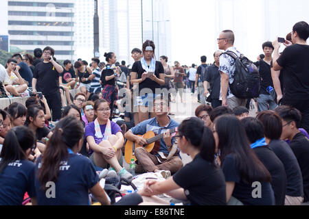 Hong Kong. 30 Settembre, 2014. Persona a suonare la chitarra. Le proteste contro la decisione da parte di Pechino per offrire gli elettori di Hong Kong, la scelta dei candidati per il capo dell'Esecutivo nel 2017 elezioni da elenco approvato dei candidati, piuttosto che di un elenco aperto. Credito: SCWLee/Alamy Live News Foto Stock