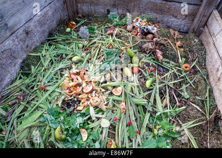 Bidone di compost di giardino, mucchio di composto, riducendo in concime organico le verdure ed altri rifiuti di cucina Foto Stock