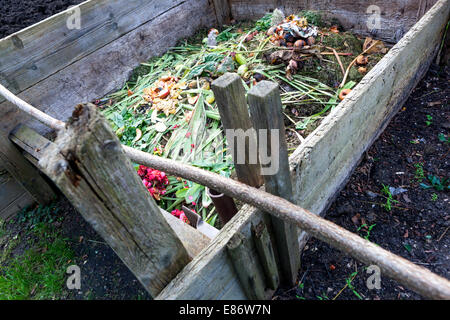 Giardino composto ammucchi, compostaggio dei rifiuti, compostiera in giardino Foto Stock