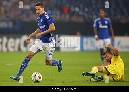 Schalke di Julian Draxler (C) in azione contro di Maribor Zeljko Filipovic durante la Champions League group G soccer match tra FC Schalke 04 e NK Maribor a Gelsenkirchen stadium di Gelsenkirchen (Renania settentrionale-Vestfalia), Germania, 30 settembre 2014. Foto: Kevin Kurek/dpa Foto Stock