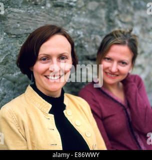 Autore Francesca Rhydderch l. e sua sorella, poeta Samantha Wynne Rhydderch r. a Hay Festival, Hay-on-Wye Wales UK KATHY DEWITT Foto Stock