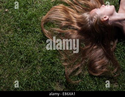 Albero magico con sportello aperto nell'incantato giardino verde Foto stock  - Alamy