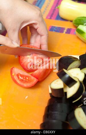 Luminose colorate di vario assortimento di verdure fresche dal giardino Foto Stock