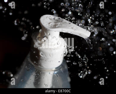 Cosmetici tubo sotto l'acqua scende volare in aria Foto Stock