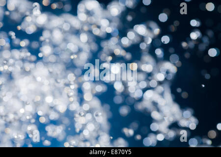 Gocce di acqua far levitare in aria luminosa cirkles bokeh di fondo Foto Stock
