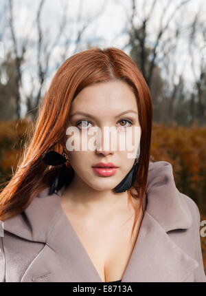 Foxy-dai capelli rossi donne all'aperto camicia usurata al tempo di autunno Foto Stock