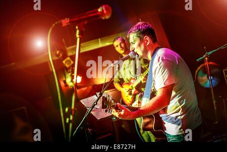 Band esegue sul palco, musica rock concert Foto Stock