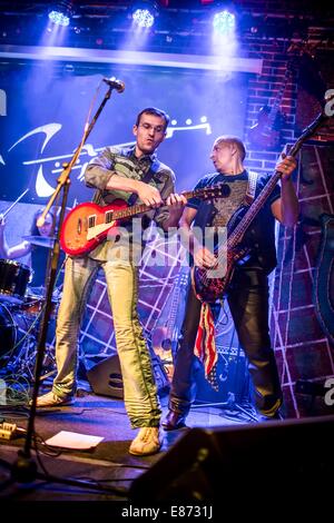 Band esegue sul palco, musica rock concert Foto Stock