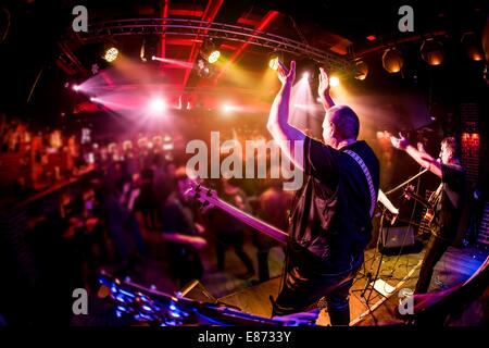 Band esegue sul palco, musica rock concert Foto Stock