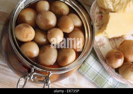 Fatta in Casa Cipolline in aceto di malto servita con pane e formaggio Foto Stock