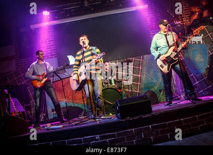 Band esegue sul palco, musica rock concert Foto Stock